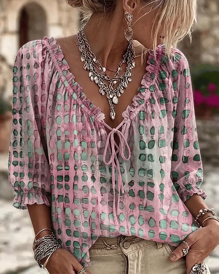 Blusa donna boho a pois con scollo a V e laccio, perfetta per un look casual ed elegante in primavera.