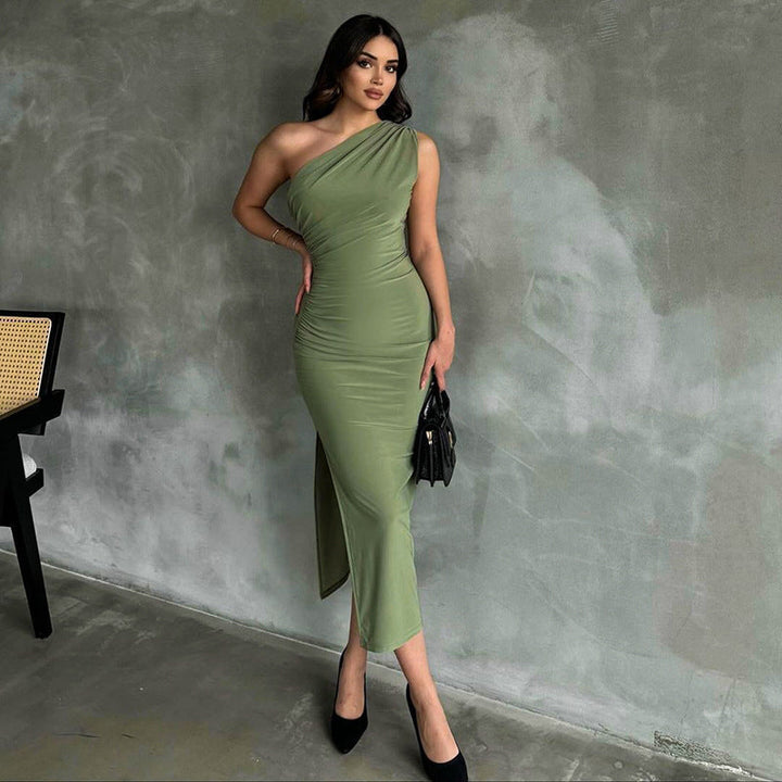 Abito da sera donna monospalla con spacco laterale e gonna plissettata, per un look sofisticato estivo.
