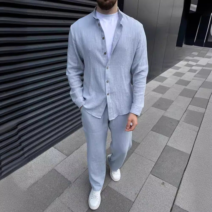 Camicia a maniche lunghe e pantaloni cropped. Completo uomo coordinato, stile moderno per un outfit versatile.