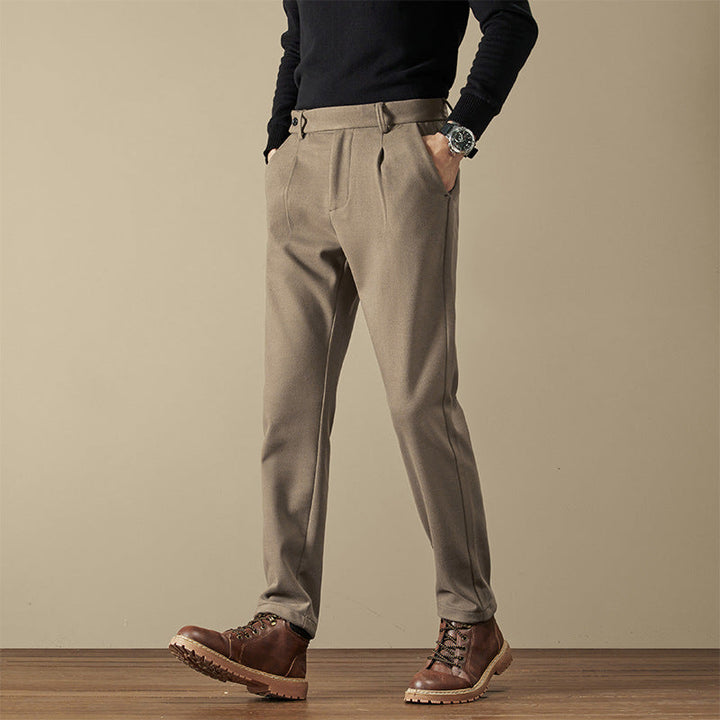Pantaloni uomo eleganti slim fit grigi, perfetti per ufficio o occasioni formali. Comfort su misura e stile raffinato.