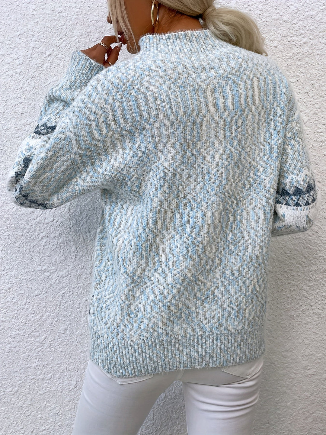 Maglione blu donna, collo alto, fiocchi di neve, ottima scelta per moda invernale e casual.