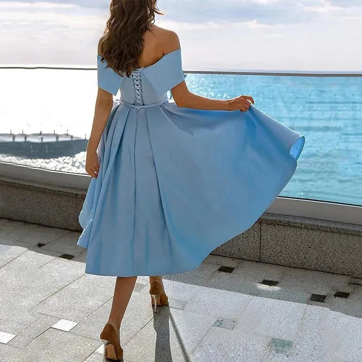 Donna che indossa abito midi senza spalline, vestito elegante per look estivo e serate speciali.