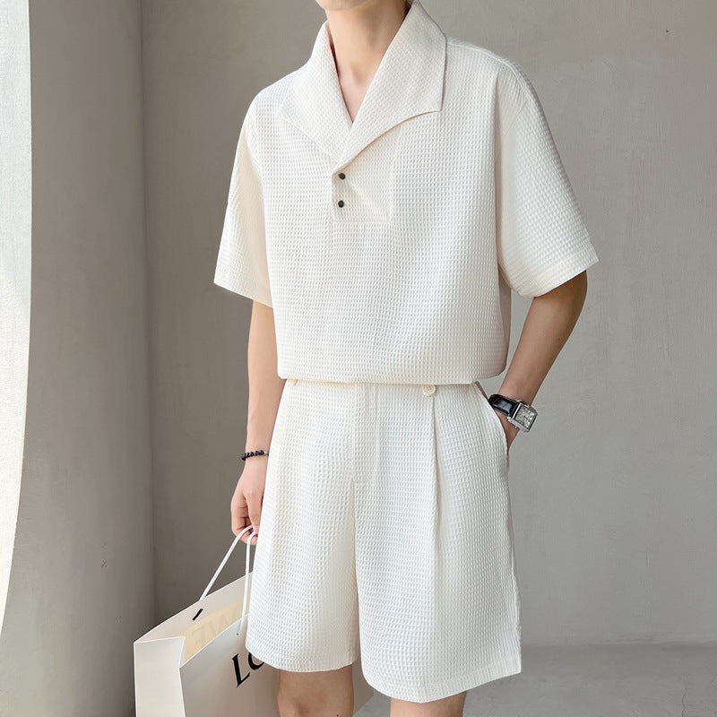Moda uomo: completo casual due pezzi con camicia e pantaloncini coordinati, per un look estivo moderno.