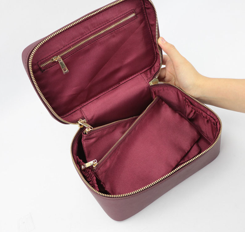 Organizzazione smart con beauty case in vera pelle da donna, pratico per cosmetici e accessori viaggio.