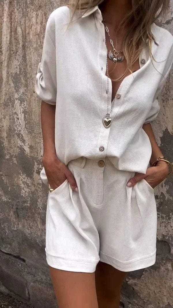 Set estivo donna due pezzi: camicia leggera e pantaloni corti. Ideale per la spiaggia e un outfit rilassato.