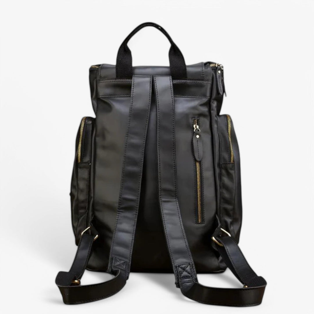 Zaino da uomo nero versatile con chiusura a patta, design funzionale per ogni occasione.