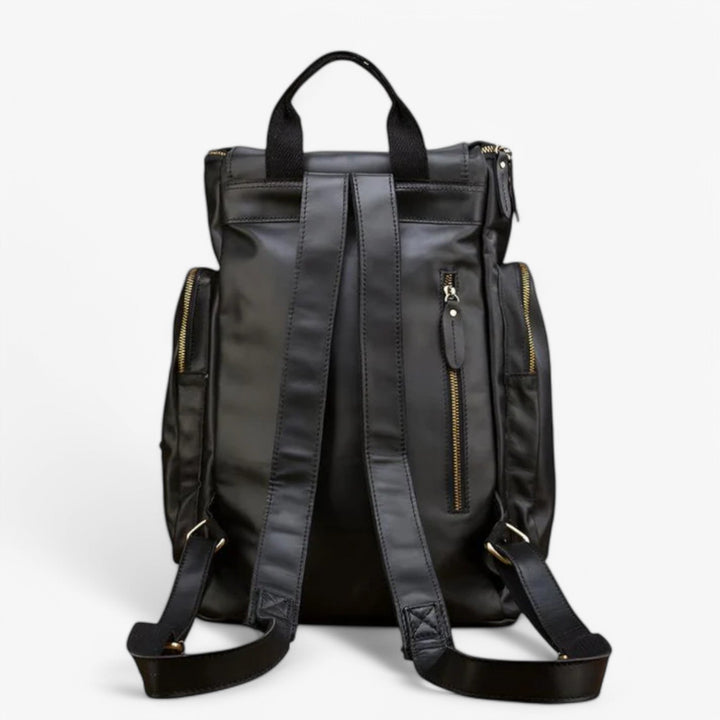 Zaino da uomo nero versatile con chiusura a patta, design funzionale per ogni occasione.