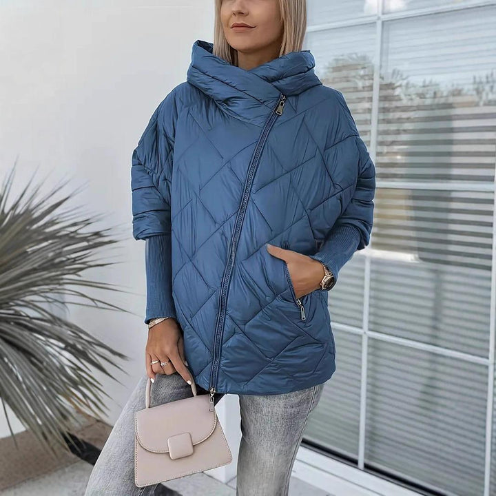 Piumino donna patchwork chic con cappuccio. Capospalla invernale caldo, perfetto per look casual-eleganti.