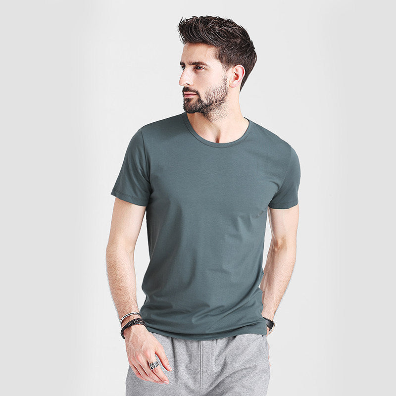 T-shirt casual uomo monocolore, slim fit girocollo. Abbigliamento estivo leggero e versatile.