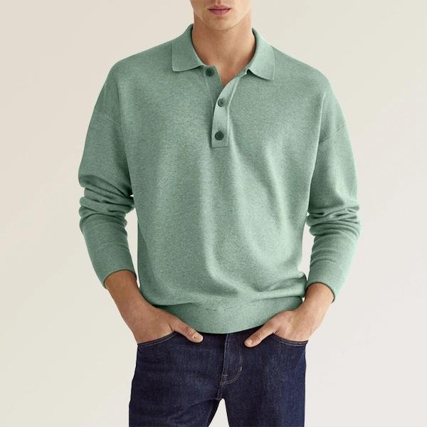 Moda uomo: modello indossa maglia polo a maniche lunghe, scollo a V. Stile casual-elegante, perfetto per l'autunno.