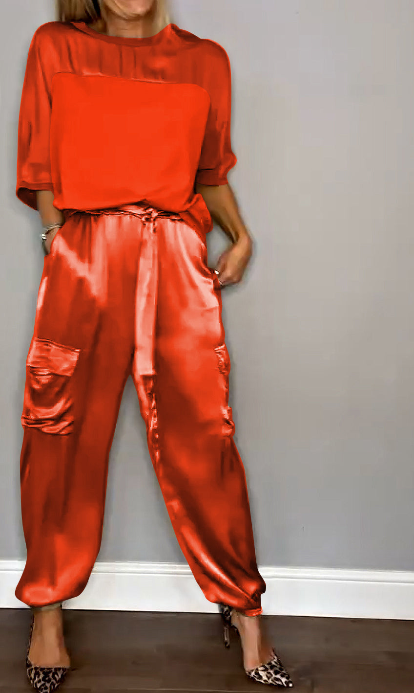 Donna in completo estivo due pezzi frontale, outfit casual ed elegante per le giornate calde.