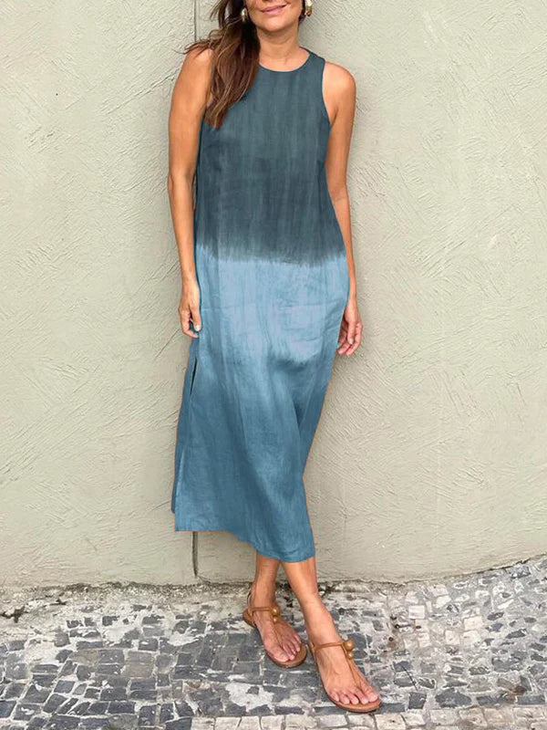 Donna indossa abito midi ampio fluttuante. Vestito lungo in colori naturali per moda primavera autunno.