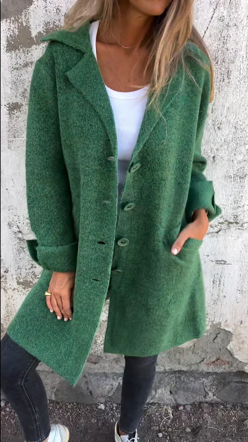 Giacca donna oversize versatile, perfetta per ogni occasione, con revers dentellato e bottoni.