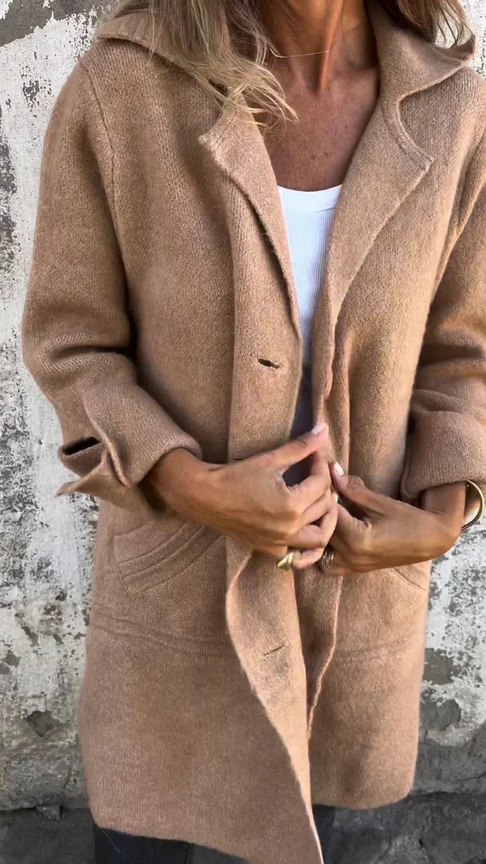 Outerwear donna elegante: giacca oversize con bottoni chic e revers dentellato, stile contemporaneo.