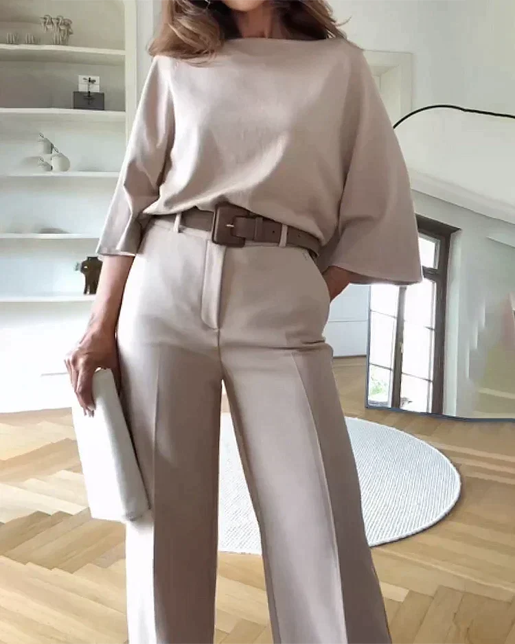 Outfit donna due pezzi versatile: top a pipistrello e pantaloni larghi. Moda italiana, elegante e comodo.