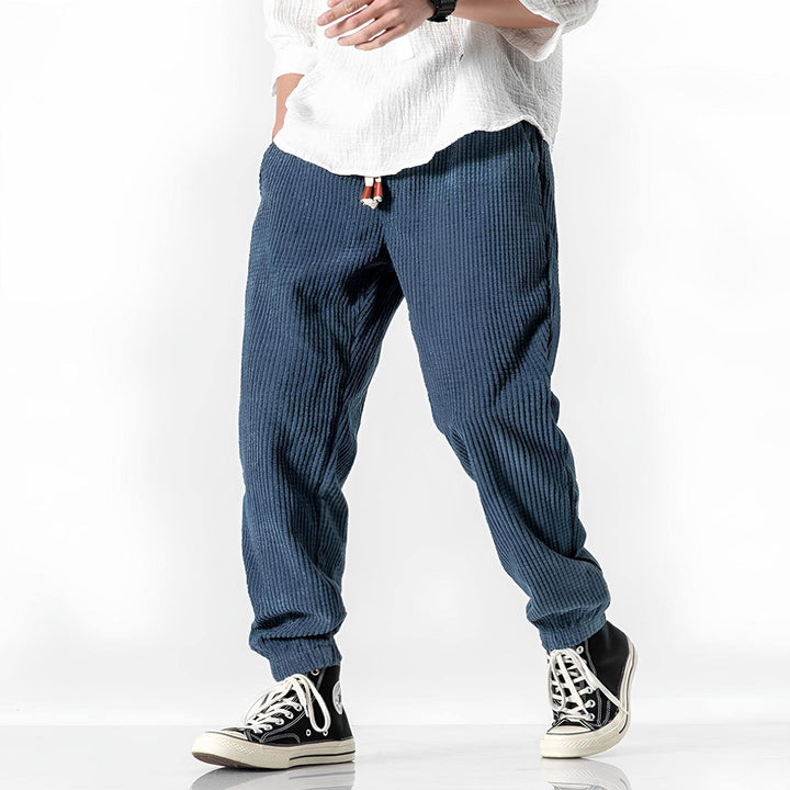 Pantaloni uomo a gamba dritta, stile classico ed elegante. Ideali per outfit casual o formali.