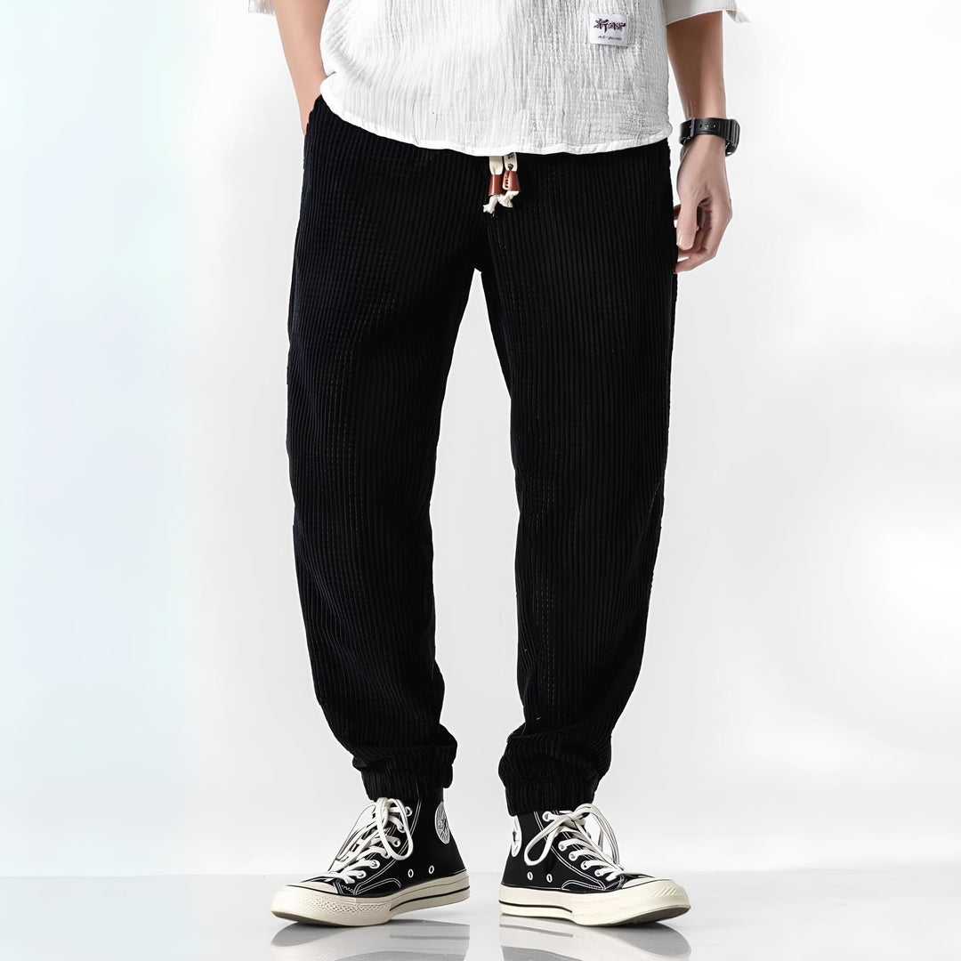Pantaloni uomo moda: gamba dritta, design classico. Abbigliamento maschile ideale per comfort ed eleganza.
