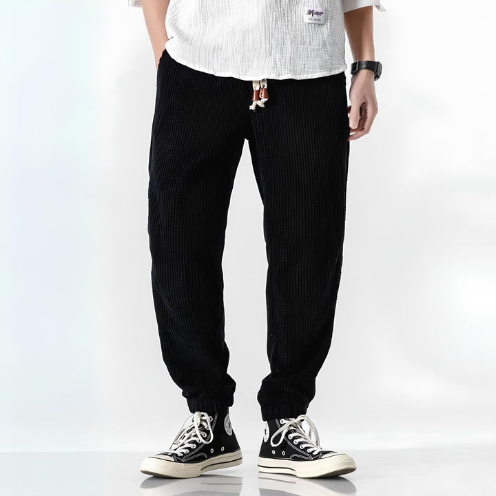 Pantaloni uomo moda: gamba dritta, design classico. Abbigliamento maschile ideale per comfort ed eleganza.