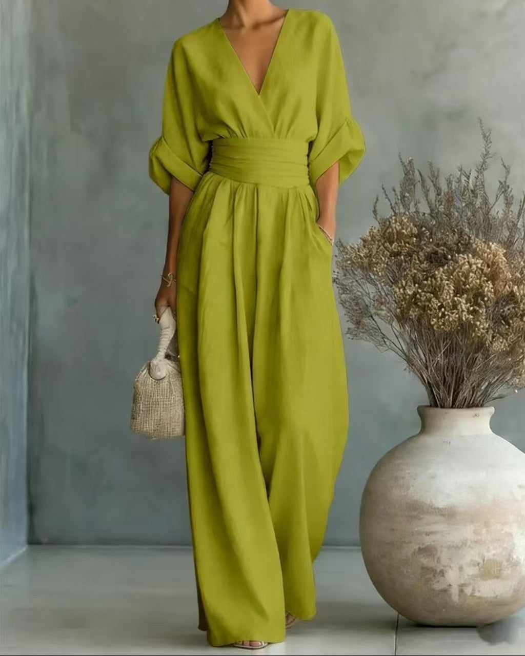 Tuta elegante donna per serate speciali e occasioni formali. Con scollo a V, vita alta, per un tocco chic e raffinato.