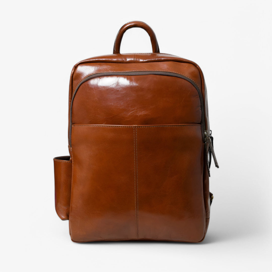 Zaino minimalista marrone da uomo, ideale per uso quotidiano e viaggi brevi.