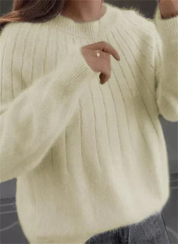 Maglione caldo donna tinta unita, essenziale per l'inverno. Abbigliamento comodo e chic per ogni occasione di stile.