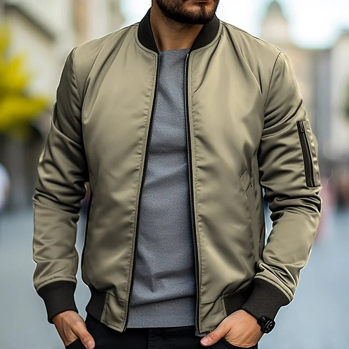 Giacca bomber uomo moderna, con cerniera e stile contemporaneo, per moda maschile.