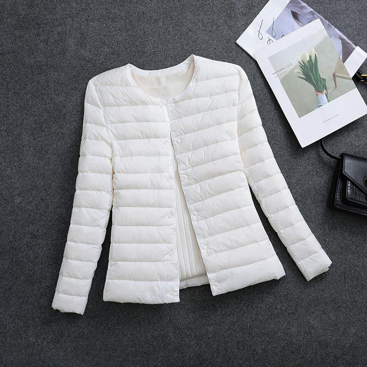 Piumino donna moda, leggero e versatile, con scollo a girocollo, per climi freddi.