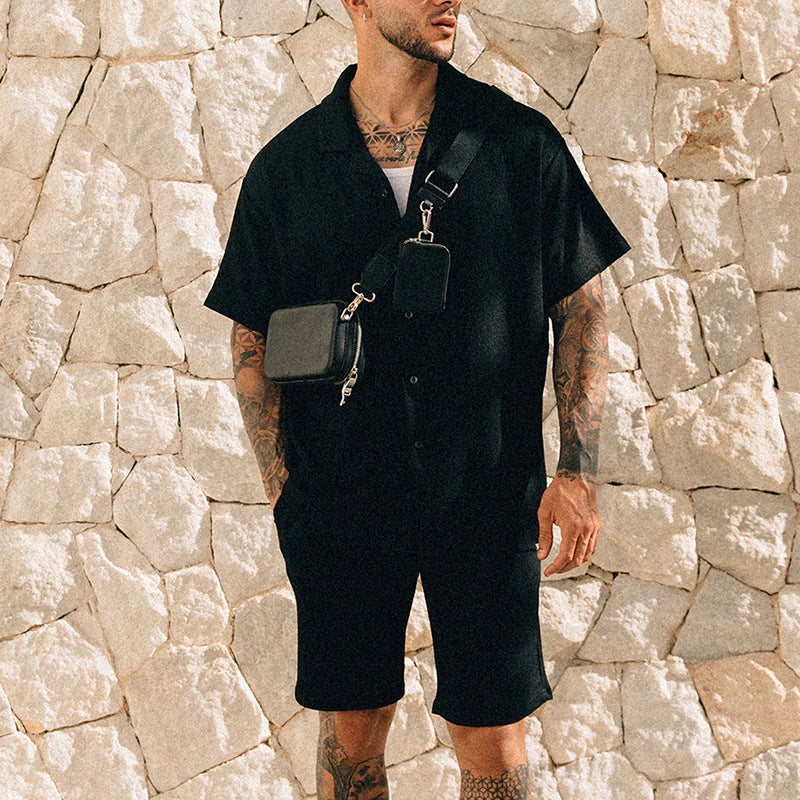 Completo estivo uomo streetwear: t-shirt stampata e pantaloncini casual. Set due pezzi moda uomo.