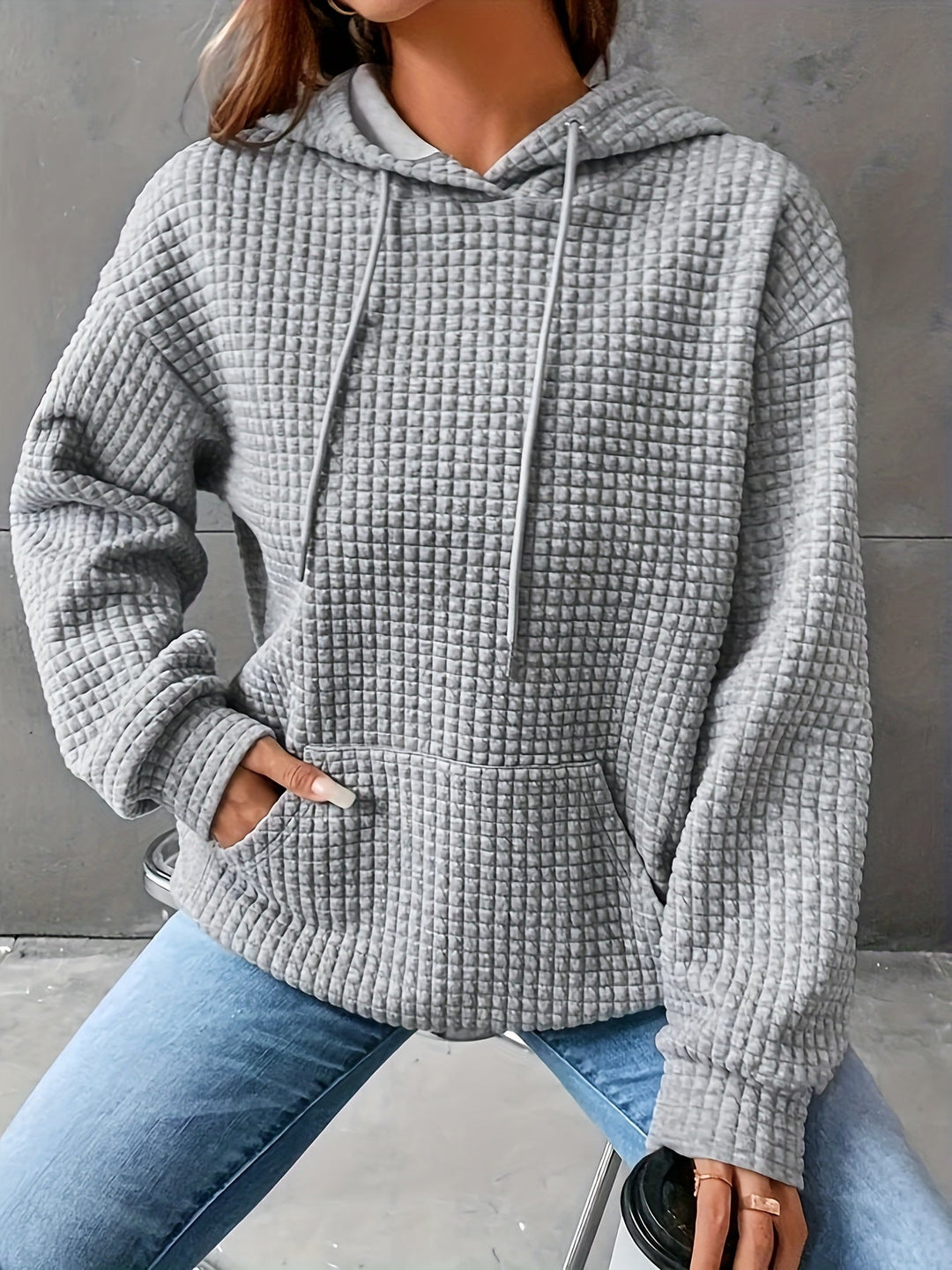 Moda femminile: felpa donna con cappuccio e tasca marsupio, texture distintiva. Per outfit casual.