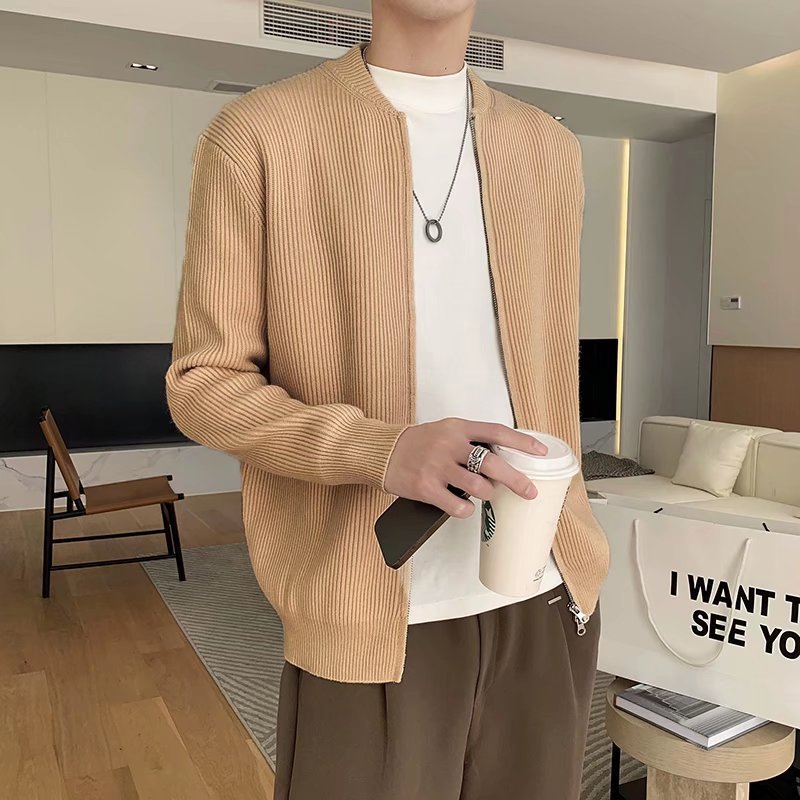 Cardigan uomo elegante con cerniera, perfetto come soprabito invernale o per outfit casual e comodi.
