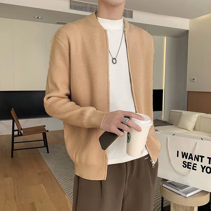 Cardigan uomo elegante con cerniera, perfetto come soprabito invernale o per outfit casual e comodi.