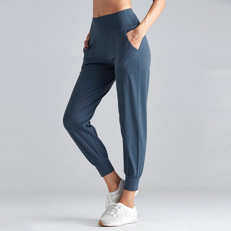 Pantaloni Capri donna fitness neri, ideali per yoga e allenamento primaverile.