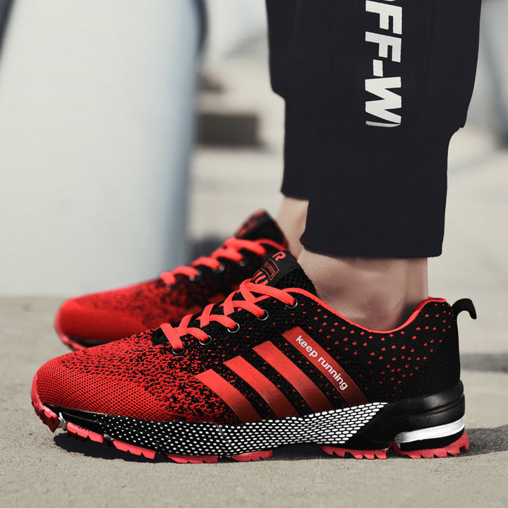 Vista laterale di scarpe sportive uomo, design elegante e traspirante per performance ottimali.