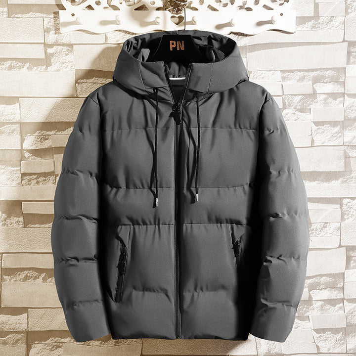 Giacca invernale uomo con cappuccio, calda e stilosa, ideale per affrontare il freddo con abbigliamento moda casual.