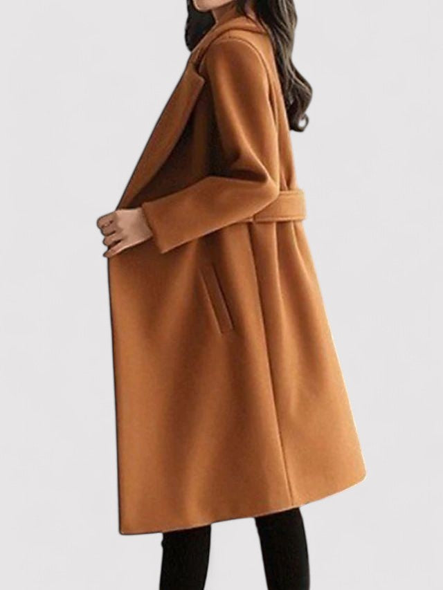 Elegante cappotto invernale donna, lungo e cinturato, con revers raffinati. Stile moda chic.