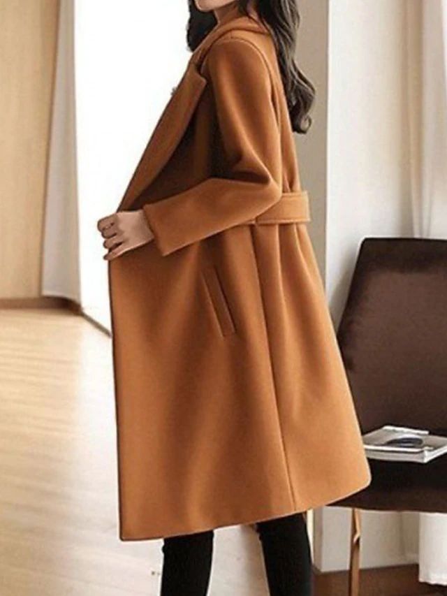 Chic cappotto da donna con cintura, ideale per l'inverno. Caldo, alla moda e perfetto come outerwear.