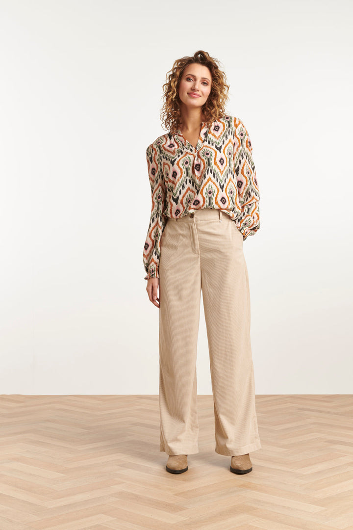 Top casual donna, vestibilità ampia e comoda. Scollo a V, stampa tribale unica, maniche lunghe. Colore beige rosato.