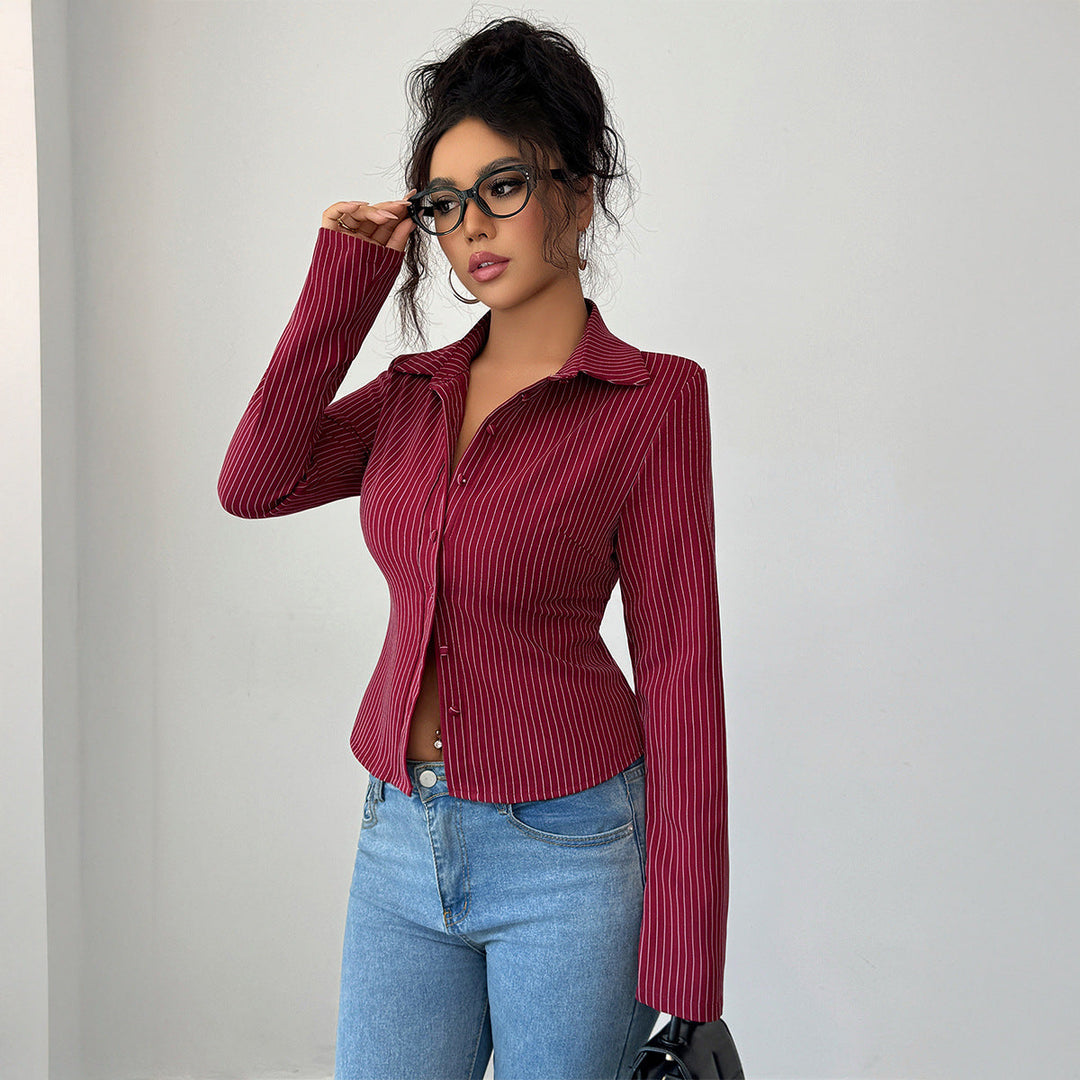 Cardigan da donna a maniche lunghe con fantasia a righe e quadri, ideale per un tocco di moda autunnale.