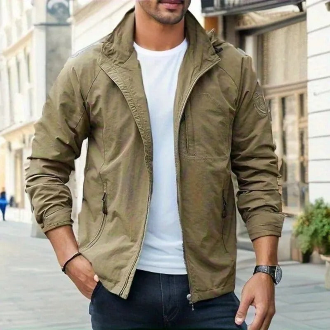 Giacca cargo uomo leggera beige per primavera-estate. Stile casual e moderno con tasche funzionali, comfort quotidiano.