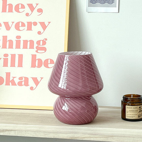 Lampada da tavolo a fungo con strisce, stile minimalista, ideale per luce diffusa.
