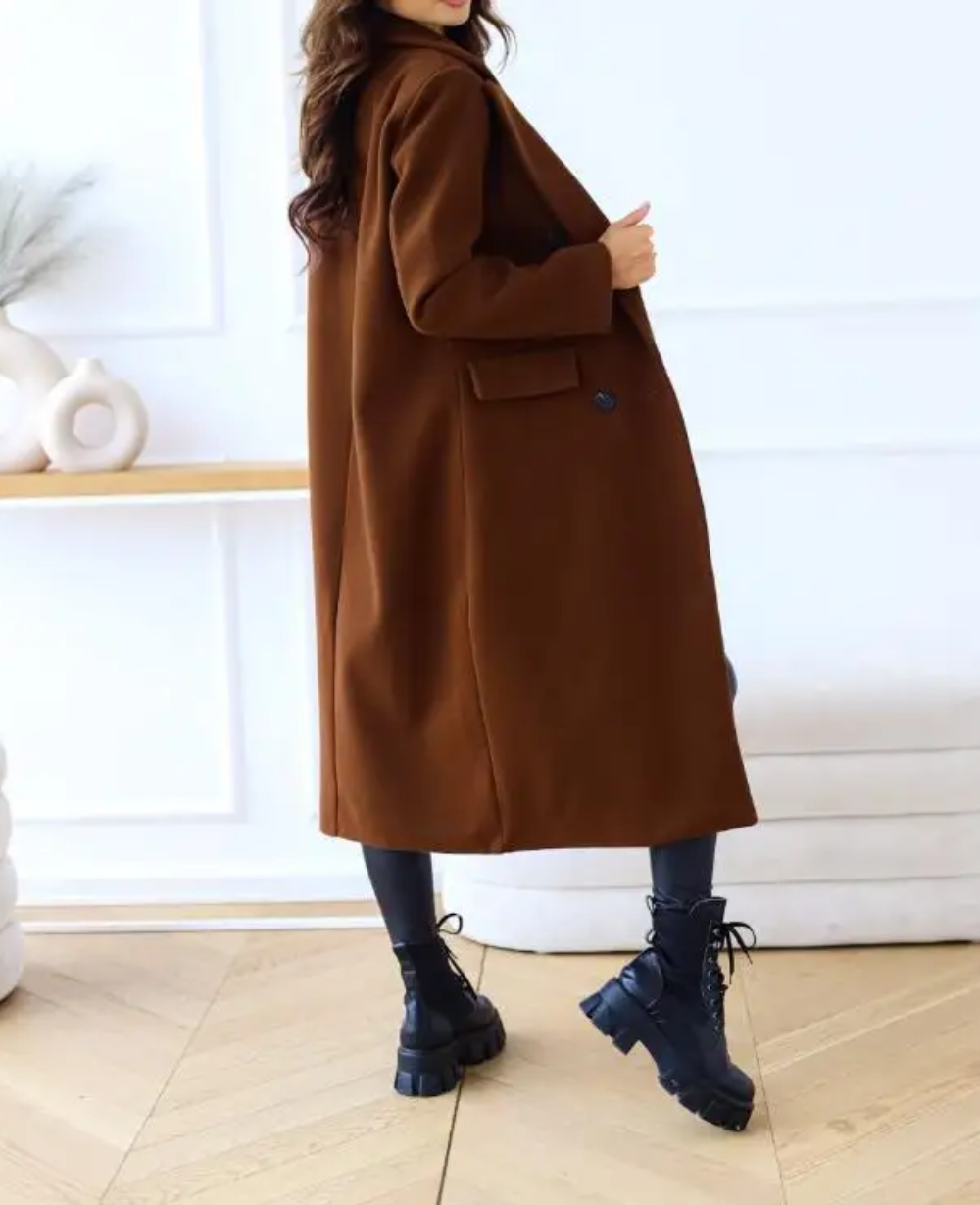 Trench donna slim-fit, cappotto lungo, moda italiana, eleganza pura.