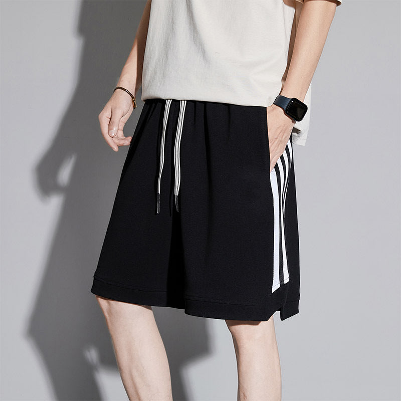 Pantaloncini uomo a righe, taglio cropped, ideali per il tempo libero estivo. Stile casual e comfort garantito.