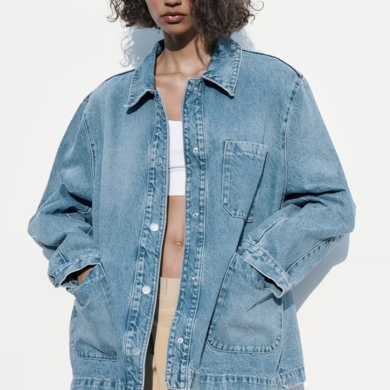 Giacca donna classica in denim blu con bottoni, vestibilità dritta. Ideale per primavera e autunno, stile casual.