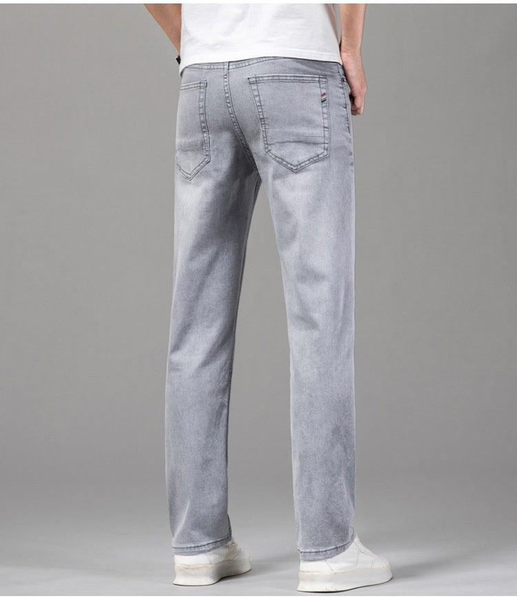 Pantaloni jeans uomo slim fit grigio chiaro. Offrono comfort e look moderno per ogni occasione casual.
