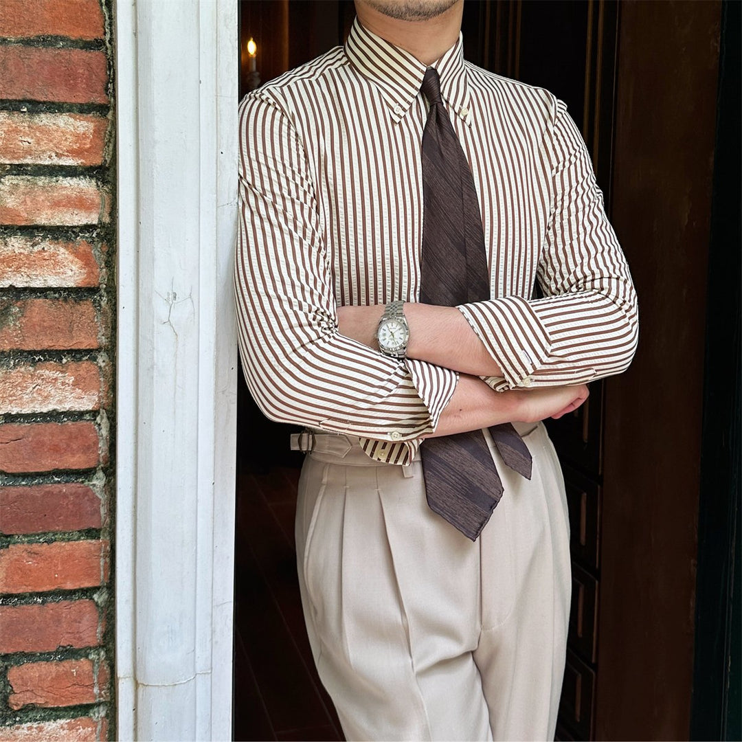 Camicia elegante da uomo a righe verticali, con colletto a fibbia unico. Maniche lunghe, ideale per ogni stagione.