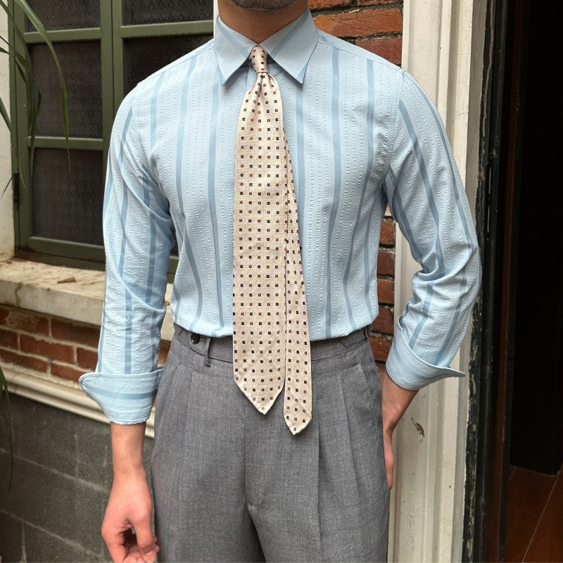 Camicia uomo elegante a righe verticali, maniche lunghe e colletto a punta. Essenziale per guardaroba maschile.