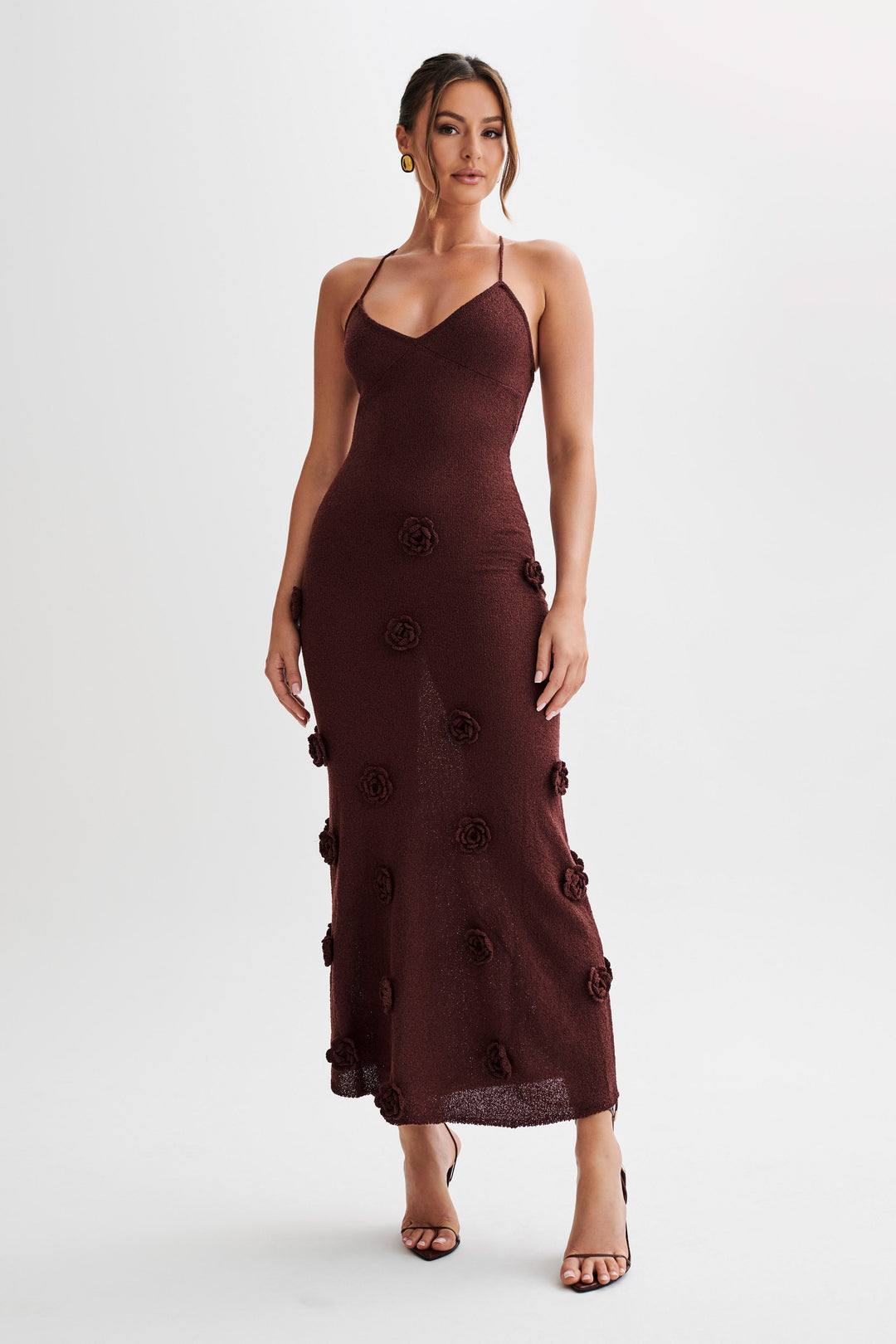 Abito lungo donna estivo all'uncinetto con elegante scollo a V e dettagli di fiori fatti a mano in stile boho.