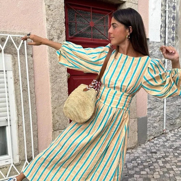Abito midi giallo fluido ed elegante da donna. Perfetto per un look estivo senza maniche e alla moda.