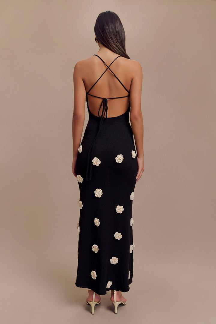 Abito lungo donna estivo con design unico all'uncinetto, scollo a V e affascinanti fiori fatti a mano.