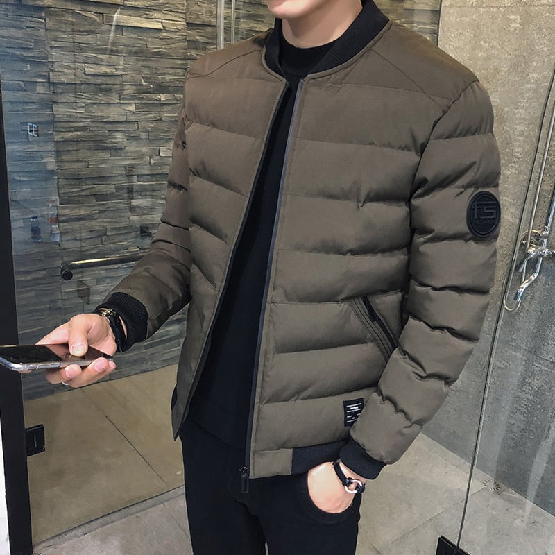 Bomber uomo invernale stile sportivo con collo alto e cerniera frontale, perfetto per l'abbigliamento casual.
